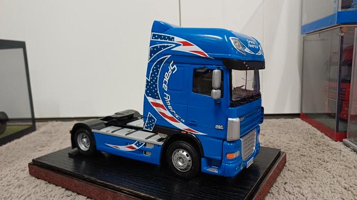 Italeri 1/24 DAF XF 105 Space America in vitrine, Hobby en Vrije tijd, Modelbouw | Auto's en Voertuigen, Zo goed als nieuw, Truck