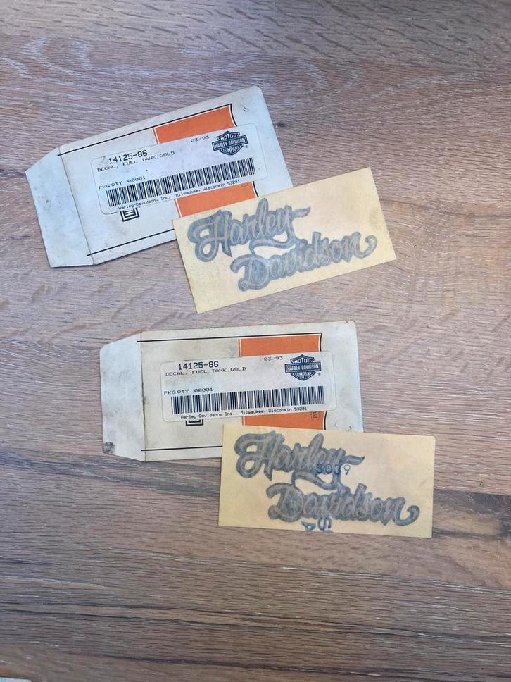 2 stuks (NOS) tankembleem (goud) Harley-Davidson FLST, FXSTC, Motoren, Accessoires | Stickers, Ophalen of Verzenden