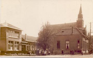 Moerkapelle fotokaart 1931 chr. school en NH kerk beschikbaar voor biedingen