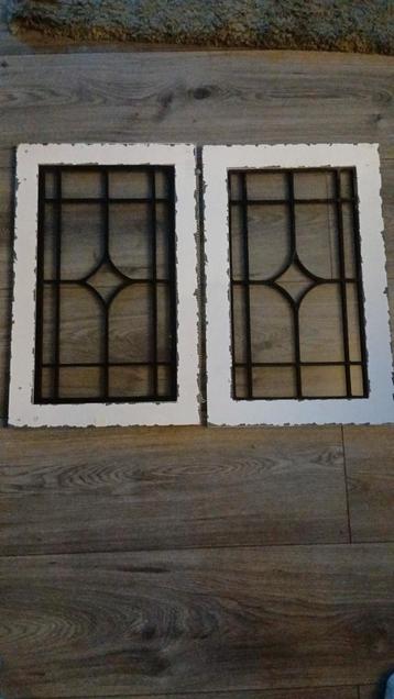 2 Houten Raampjes met Plastic glas in lood look beschikbaar voor biedingen