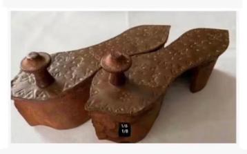 Brocante bijzondere houten metalen Japanse slippers beschikbaar voor biedingen