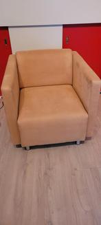 Zalmkleurige fauteuil met aluminium poten, Huis en Inrichting, Fauteuils, Overige materialen, Minder dan 75 cm, Ophalen of Verzenden