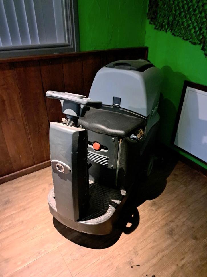 Poetsmachine met zitje, Doe-het-zelf en Verbouw, Reinigingsmachines, Zo goed als nieuw, Ophalen