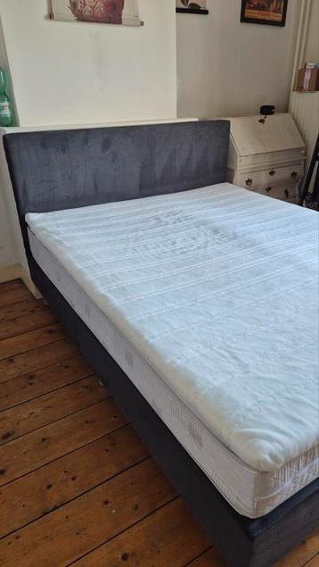Prachtige boxspring grijs beschikbaar voor biedingen