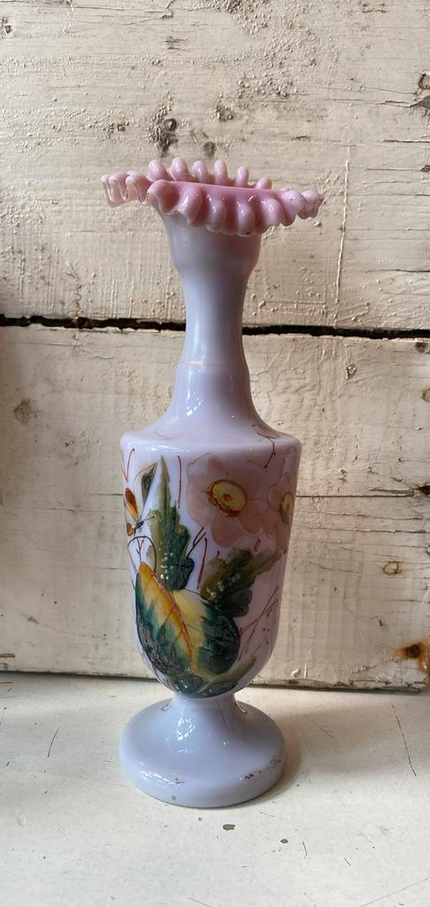 Oud Vaasje, Melkglas, Opaline Roze Bloemen, Antieke Vaas, Antiek en Kunst, Antiek | Vazen, Ophalen
