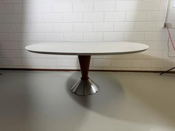 Arco ovalen tafel beschikbaar voor biedingen