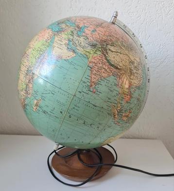 Grote GLOBE made in GDR 1981 met licht houten sokkel beschikbaar voor biedingen