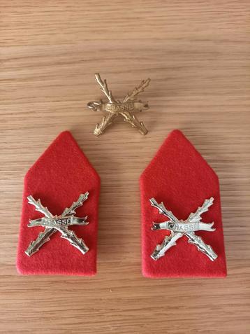 Chassé Kraagspiegels + Baretembleem Landmacht beschikbaar voor biedingen
