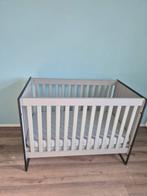 Ledikant met bijpassende kommode. ( babydump), Ophalen of Verzenden, Zo goed als nieuw, Ledikant