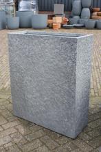 Nieuwe grijze hoge bloembakken afscheiding terras balkon