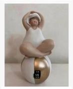 Prachtig beeld dikke dame op bal, polyresin, 20 cm, Antiek en Kunst, Kunst | Beelden en Houtsnijwerken, Ophalen of Verzenden