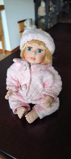 Mini Porseleinen Pop in Roze Outfit, Verzamelen, Poppen, Ophalen of Verzenden, Gebruikt, Pop