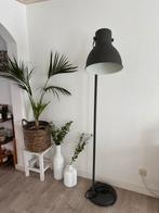 Grijze Ikea Hektar Metalen Vloerlamp - Industrieel Design, Huis en Inrichting, Lampen | Vloerlampen, Ophalen, Zo goed als nieuw