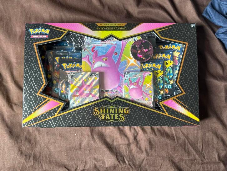 Pokemon Shining fates Shiny Crobat VMAX Premium Collection, Hobby en Vrije tijd, Verzamelkaartspellen | Overige, Nieuw, Overige typen