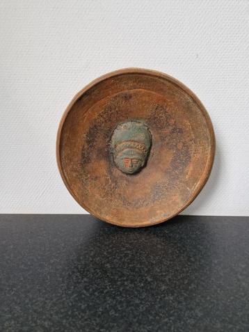 Mooie oude schaal met reliëf hoofd / afbeelding aardewerk beschikbaar voor biedingen