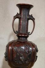Antieke Japanse bronzen vaas met reliëfdecor, Antiek en Kunst, Antiek | Vazen, Ophalen of Verzenden