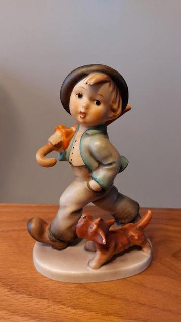 Hummelbeeldje met paraplu en hondje beschikbaar voor biedingen