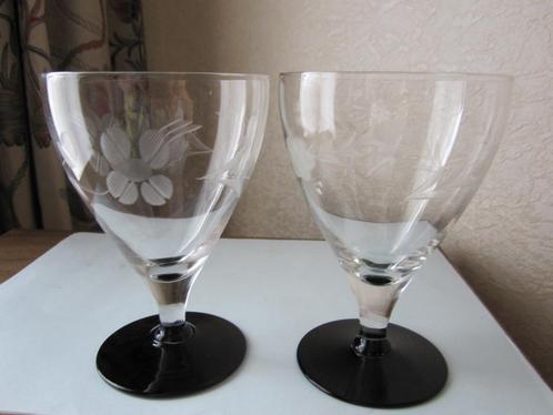 Twee mooie  art deco rode wijnglazen - zwarte hyalietvoet, Antiek en Kunst, Antiek | Glas en Kristal, Verzenden