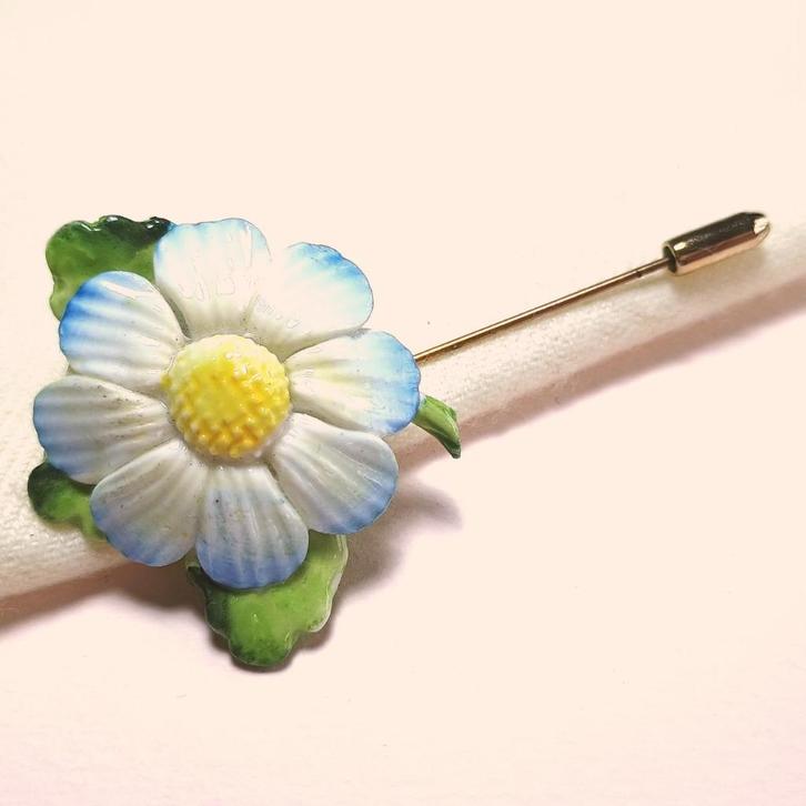 Vintage broche hoedenspeld Engels porselein blauwe bloem, Sieraden, Tassen en Uiterlijk, Broches, Gebruikt, Overige materialen