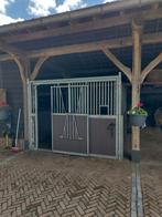 Fraaie en robuuste paardenstal, stalwanden, 1 paard of pony