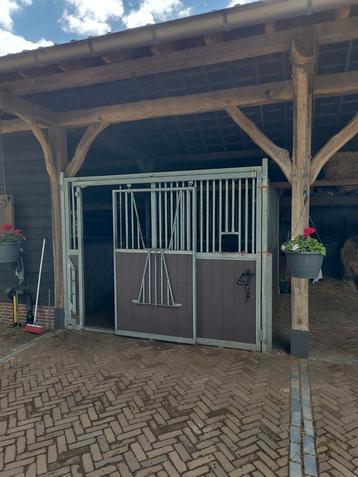 Fraaie en robuuste paardenstal, stalwanden beschikbaar voor biedingen