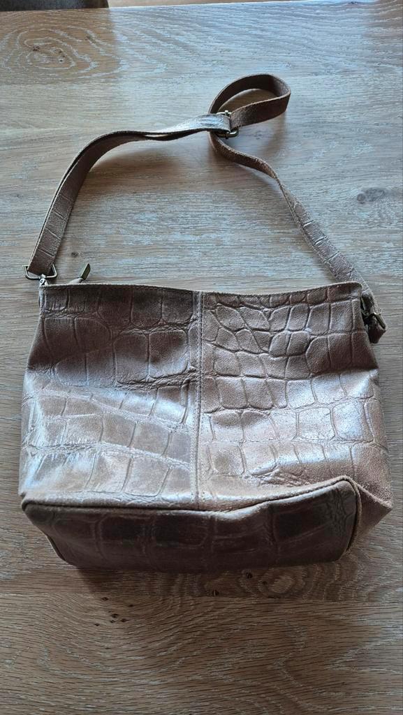 Leuk schoudertasje z.g.a.n., Sieraden, Tassen en Uiterlijk, Tassen | Damestassen, Gebruikt, Schoudertasje, Beige, Ophalen of Verzenden