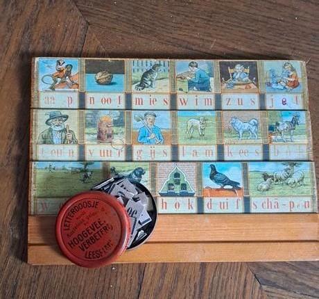 Hoogeveen Leesplankje + Letterdoosje, Antiek en Kunst, Antiek | Speelgoed, Ophalen of Verzenden