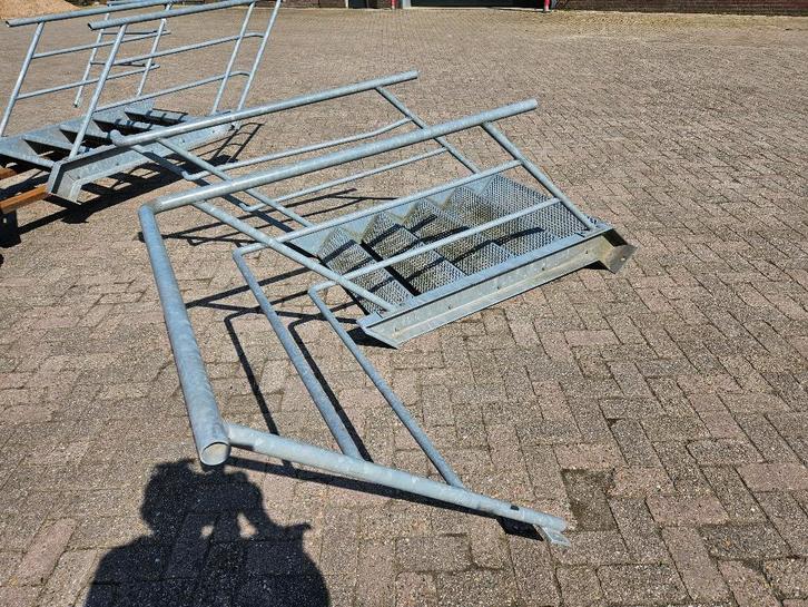 2 x gegalvaniseerde trap met bordes, Doe-het-zelf en Verbouw, Ladders en Trappen, Zo goed als nieuw, Minder dan 2 meter, Ophalen