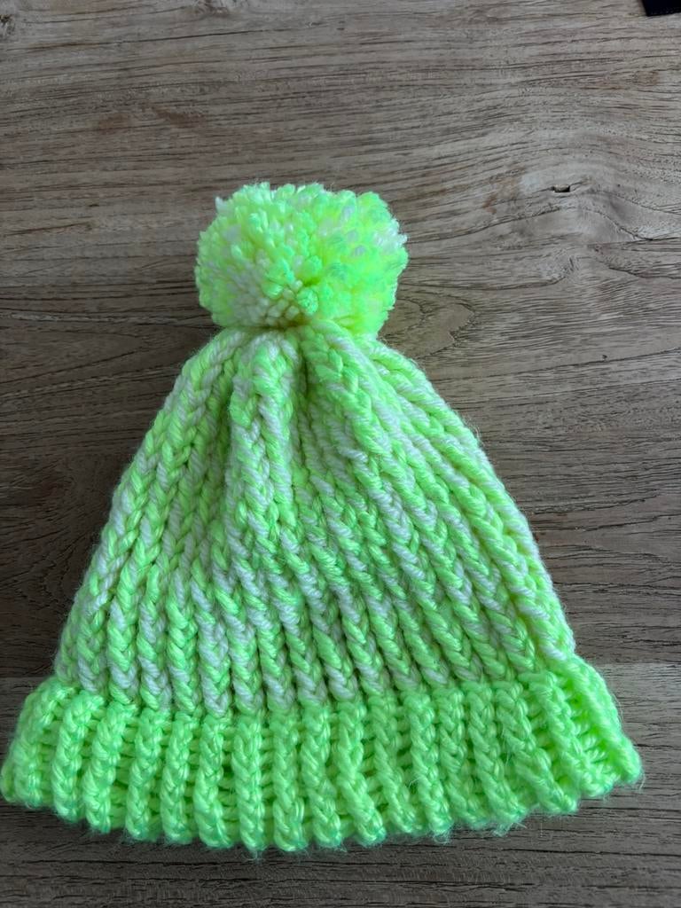 Neon gele muts gebreid, Ophalen of Verzenden, Zo goed als nieuw, Maat 38/40 (M), Muts