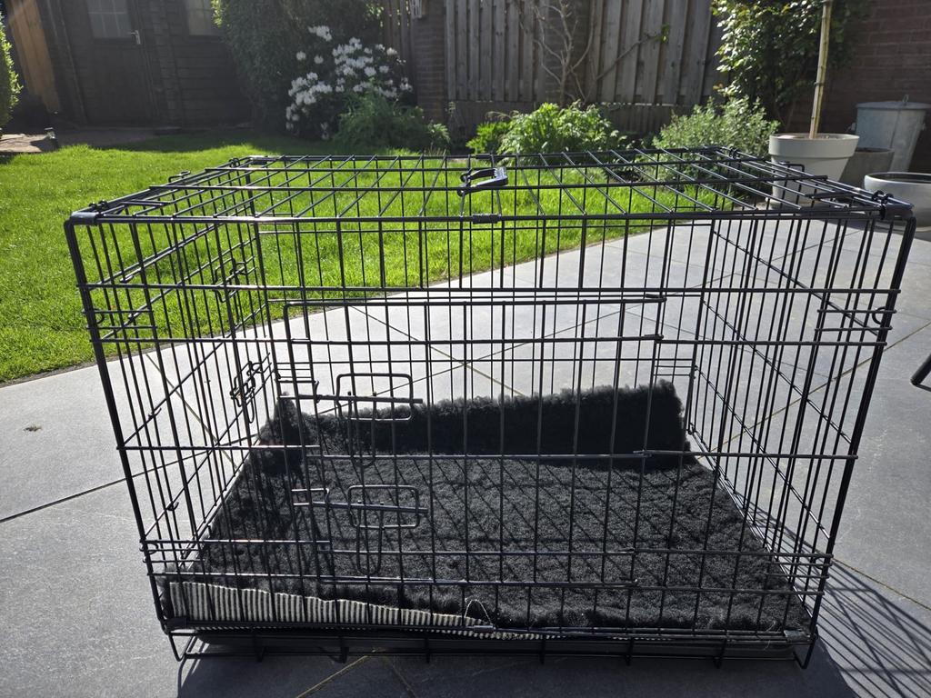 Zwarte hondenbench met klapdeurtje., Dieren en Toebehoren, Ophalen, Zo goed als nieuw
