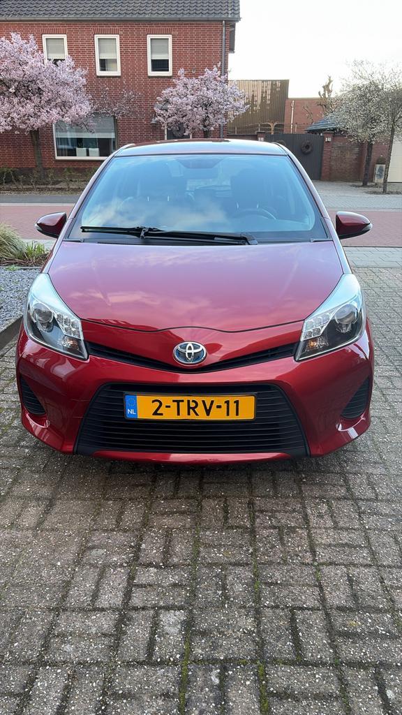 Toyota Yaris 1.5 Full Hybrid CVT 5DR 2014 Rood, Auto's, Toyota, Particulier, Yaris, Hybride Elektrisch/Benzine, Volledig hybride