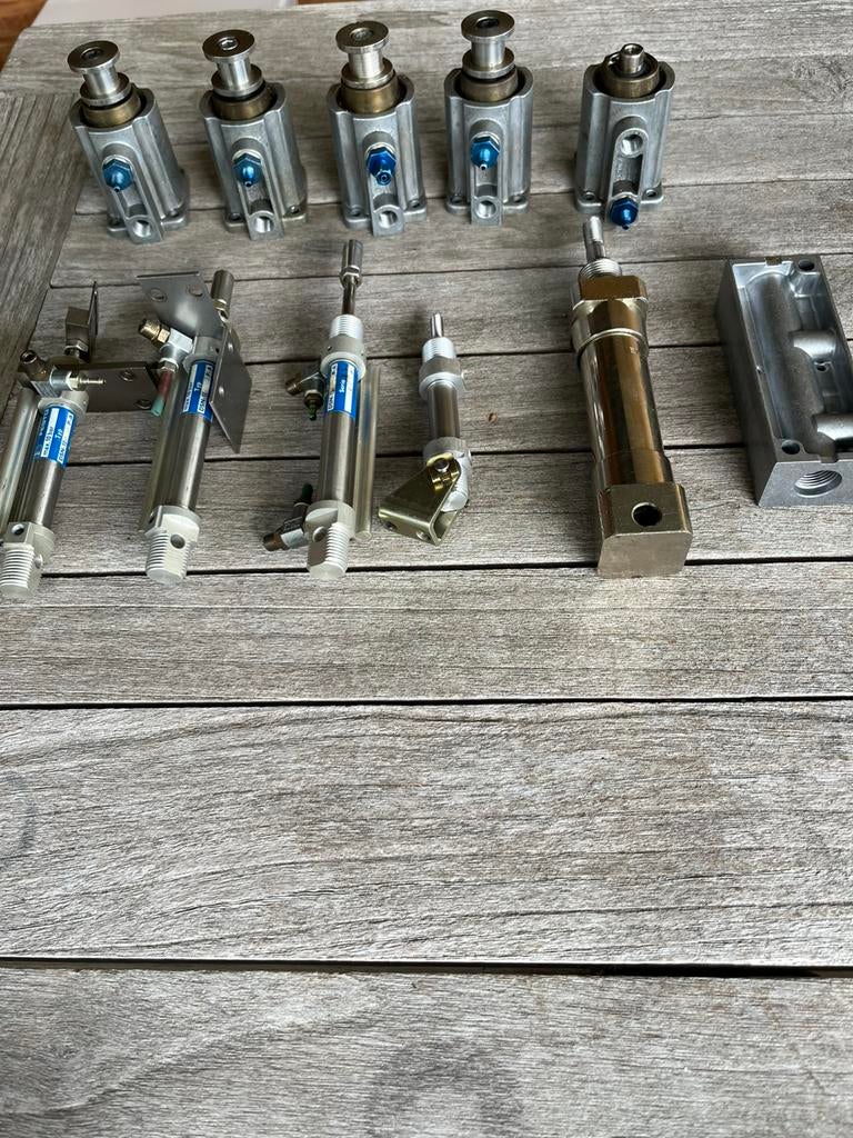 Div. Luchtcilinders en schakelaars en sensoren, Doe-het-zelf en Verbouw, Gereedschap | Machine-onderdelen en Toebehoren, Ophalen