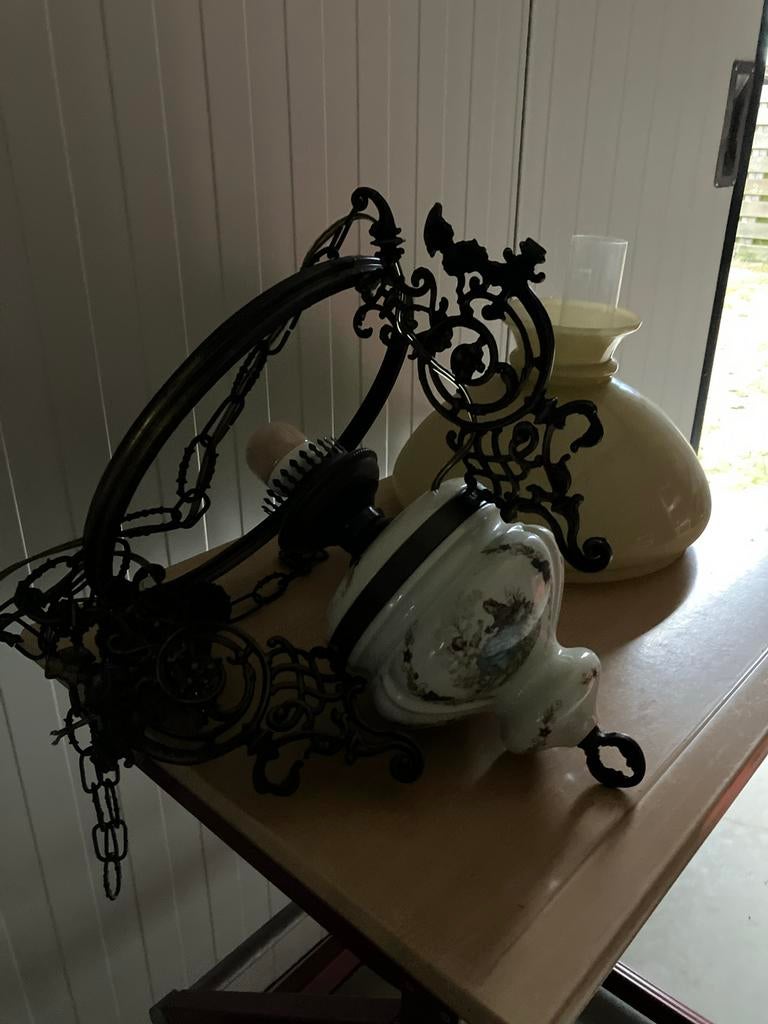 Antieke hanglamp met porselein en smeedijzer, Ophalen of Verzenden