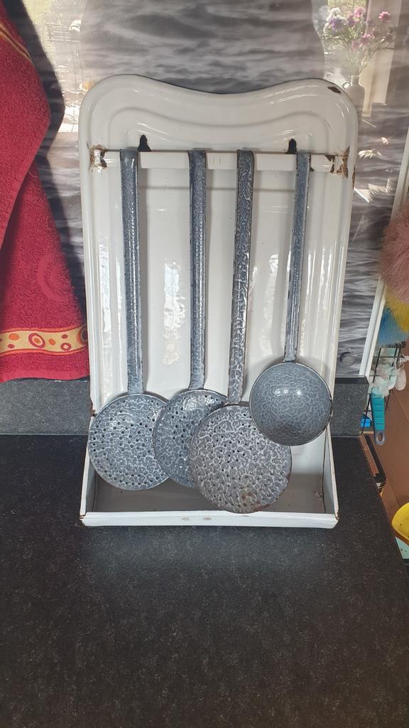 Emaille lepelrek met 4 lepels en schuimspanen, Antiek en Kunst, Antiek | Emaille, Ophalen of Verzenden