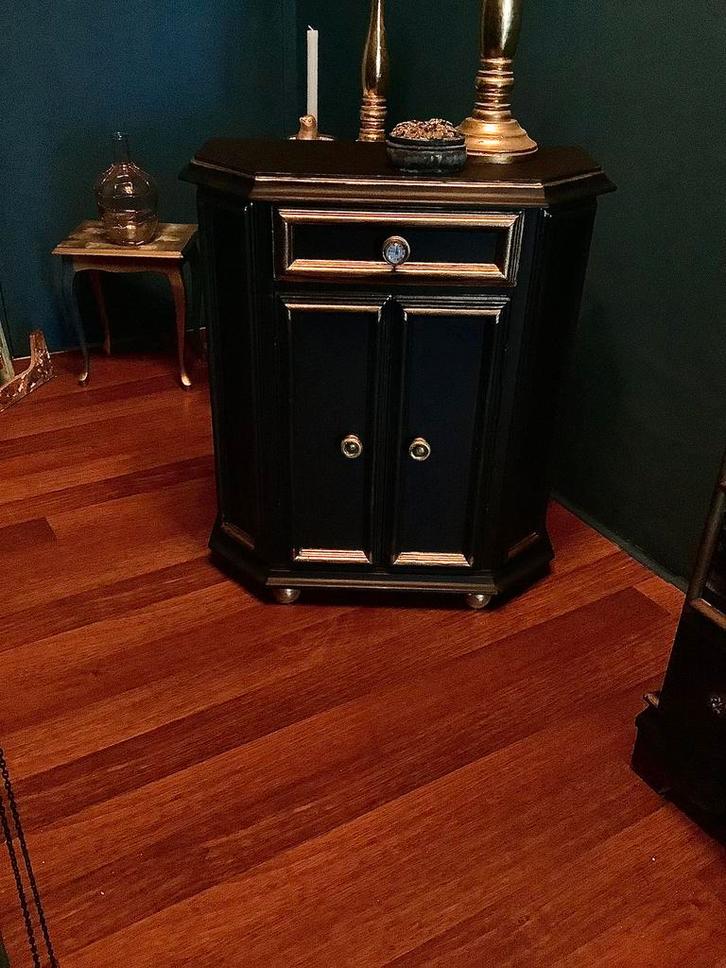 Hal kastje nachtzwart met gouden details, Huis en Inrichting, Slaapkamer | Nachtkastjes, Gebruikt, 70 cm of meer, 45 tot 65 cm