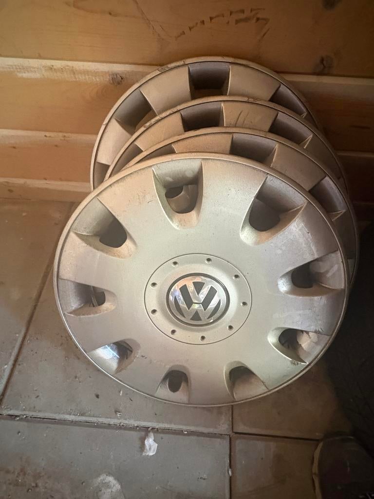 Winterbanden Falken M/S 185/60R15 met wieldoppen VW Polo, Ophalen, Gebruikt, 15 inch, Banden en Velgen