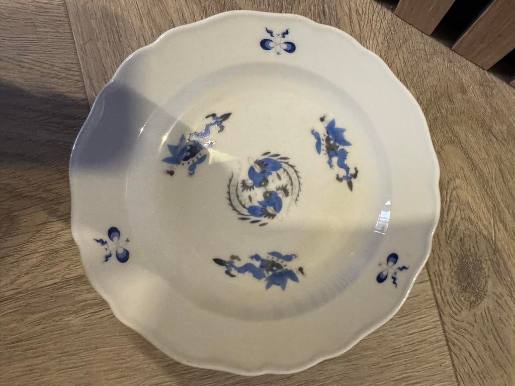 Meissen wit bord met blauw bloemmotief, Antiek en Kunst, Antiek | Servies los, Verzenden