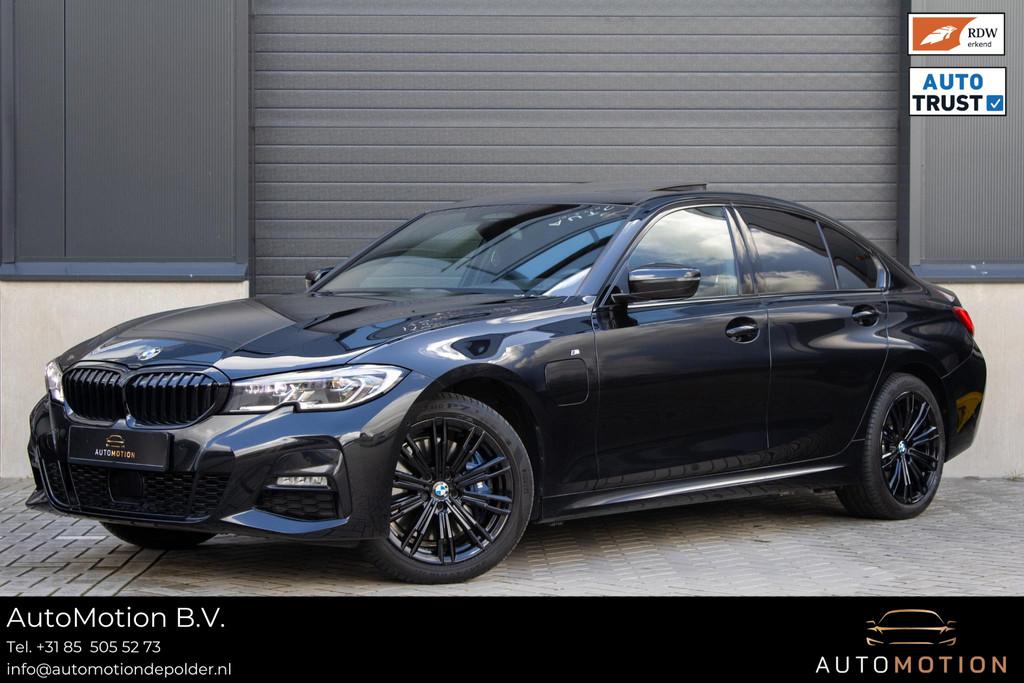 BMW 3-serie 330e PANO MEMORY M PAKKET CAMERA HUD TREKHAAK, Auto's, BMW, 1998 cc, Gebruikt, 4 cilinders, Met garantie (alle)