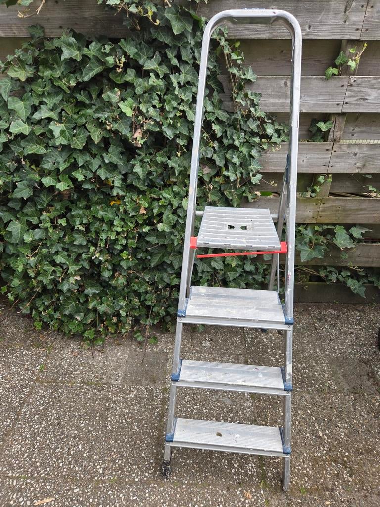 Altrex D804 huishoudtrap 4 treden, Doe-het-zelf en Verbouw, Ladders en Trappen, Ophalen, Gebruikt, Trap, Opvouwbaar of Inschuifbaar