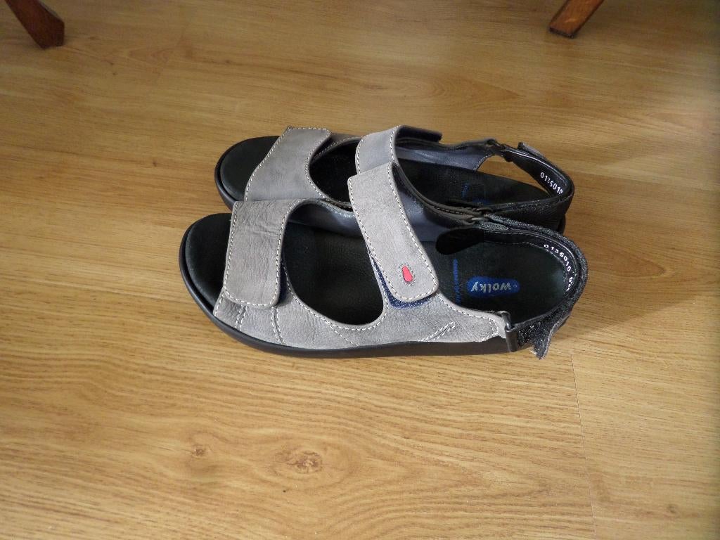 WOLKY grijze sandalen met klittenband sluiting. Maat 40 ZGAN, Wolky, Zo goed als nieuw, Grijs, Sandalen of Muiltjes