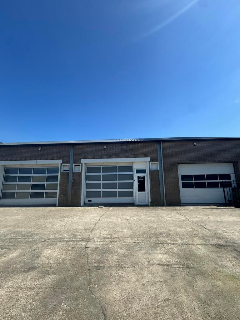 bedrijfsruimte 370m2+8 parkeerplaatsen/autohandel