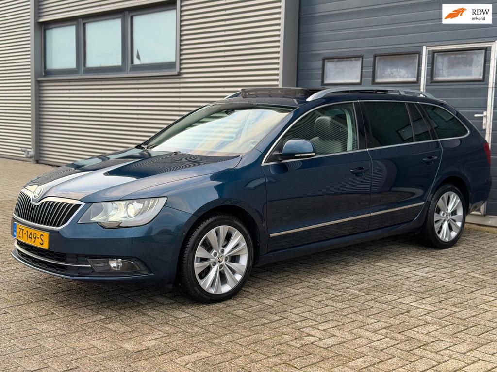 Skoda Superb Combi 2.0 TDI Ambition NAVI - CLIMA - PANO - TR, Auto's, Skoda, Voorwielaandrijving, Euro 5, 4 cilinders, Blauw