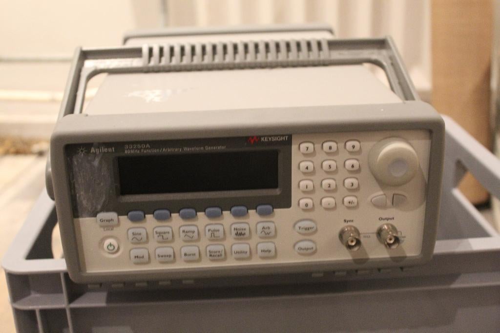 Agilent 33520A AWG, Doe-het-zelf en Verbouw, Meetapparatuur, Ophalen of Verzenden, Gebruikt, Multimeter