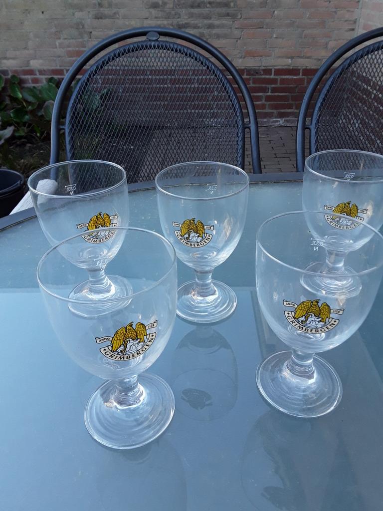 Vijf Grimbergen bierglazen op voet, Verzamelen, Biermerken, Ophalen, Zo goed als nieuw, Glas of Glazen, Overige merken