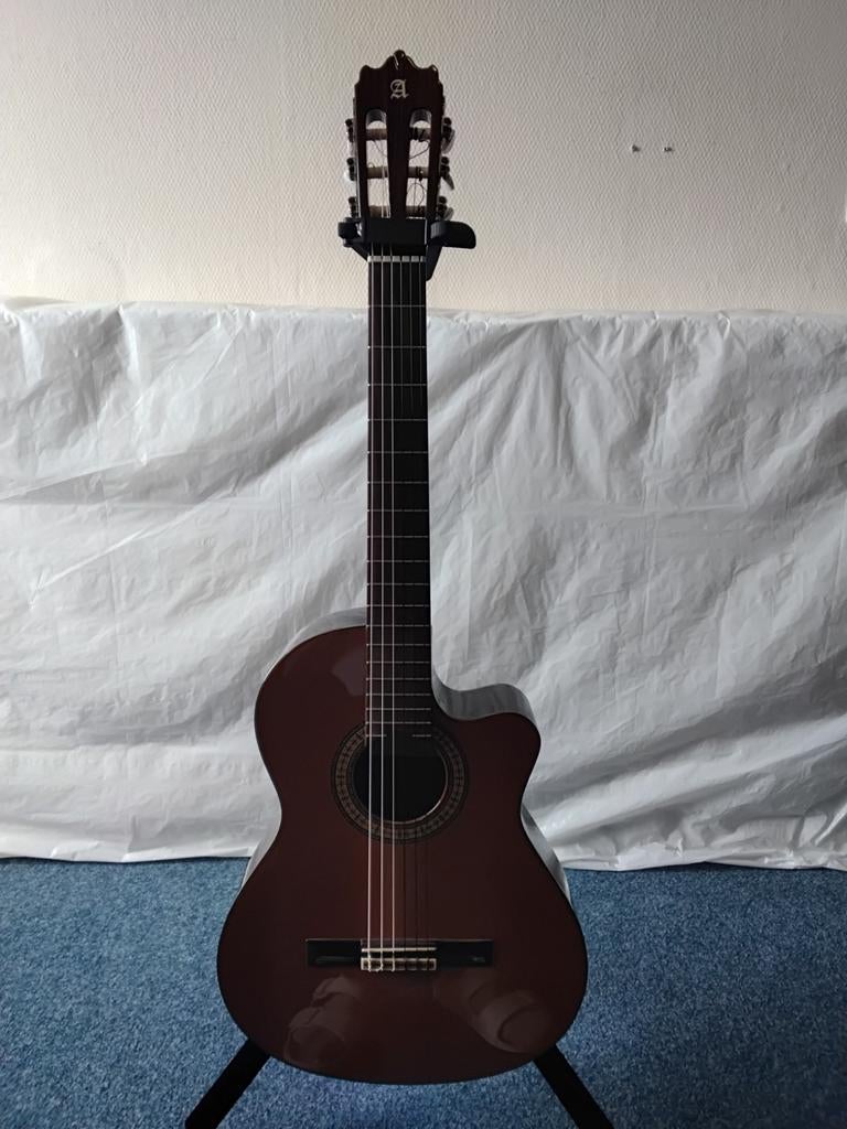 Alhambra 3CCWE1 Klassieke Gitaar met standaard en koffer, Muziek en Instrumenten, Snaarinstrumenten | Gitaren | Akoestisch, Ophalen of Verzenden