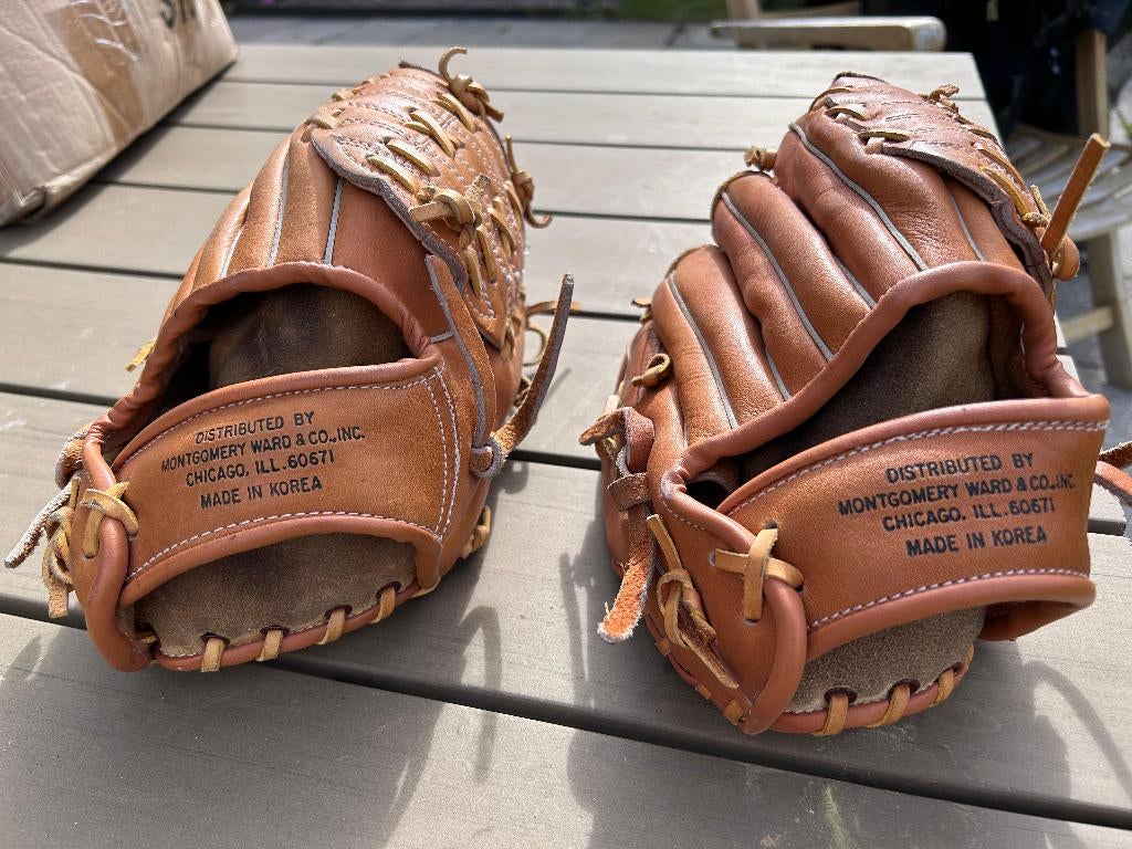 Twee honkbalhandschoenen, Ophalen of Verzenden, Zo goed als nieuw, Honkbal, Handschoen