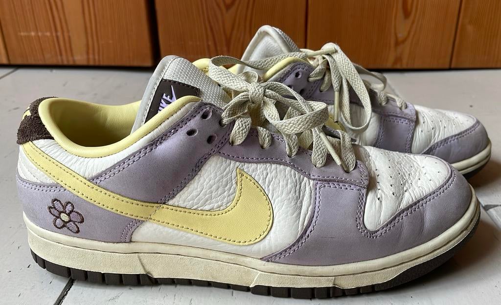 Nike Dunk Low Wit Roze geel met Geborduurde Bloem - Maat 40, Kleding | Dames, Schoenen, Ophalen of Verzenden, Gedragen, Roze, Sneakers of Gympen
