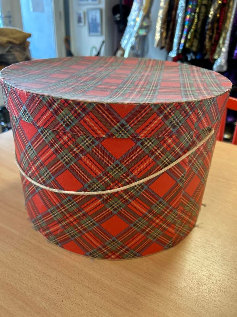 Grote Vintage Hoedendoos - Rood Schots Ruitpatroon, Ophalen of Verzenden, Gebruikt, Overige materialen, Minder dan 50 cm