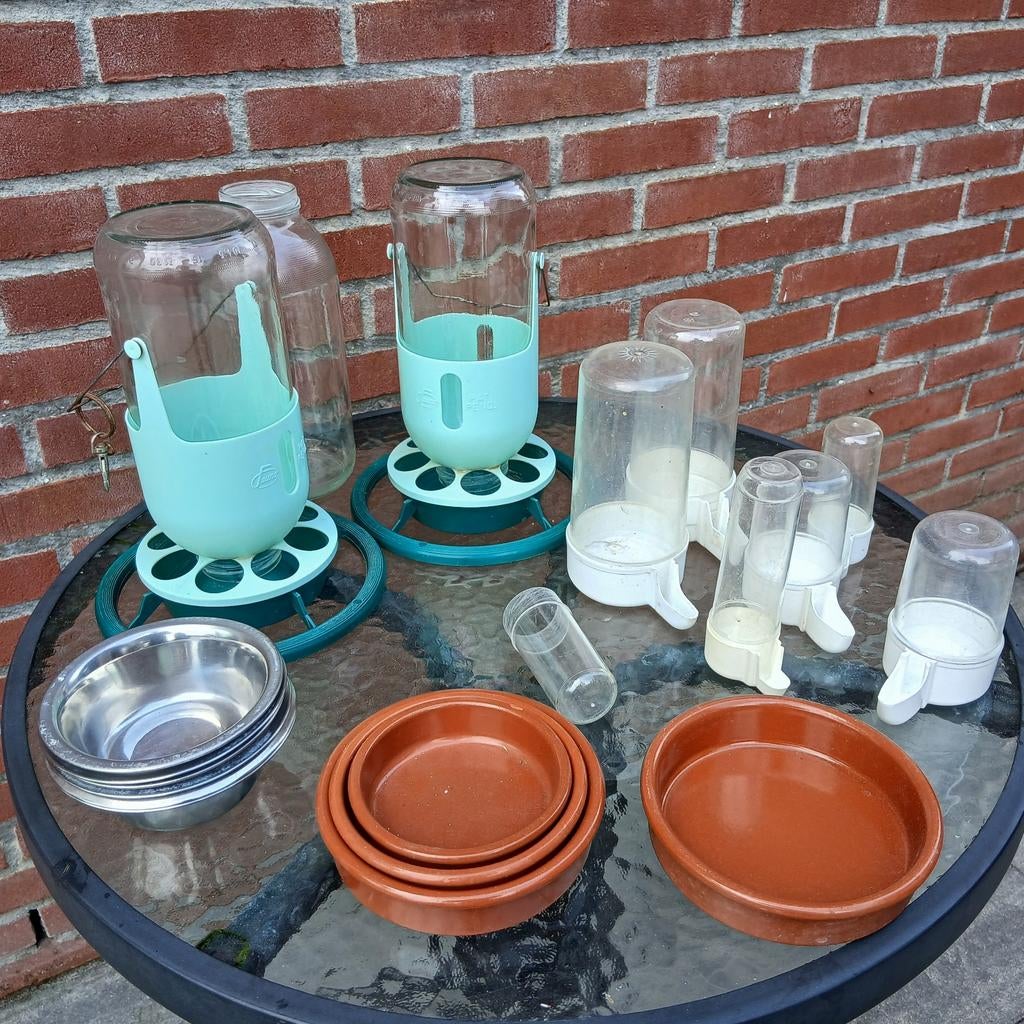 Drink en voeder bakjes tropenvogels, Ophalen