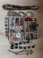 Lot, meerdere partijen met veel vintage sieraden, Sieraden, Tassen en Uiterlijk, Antieke sieraden, Ophalen of Verzenden, Overige typen